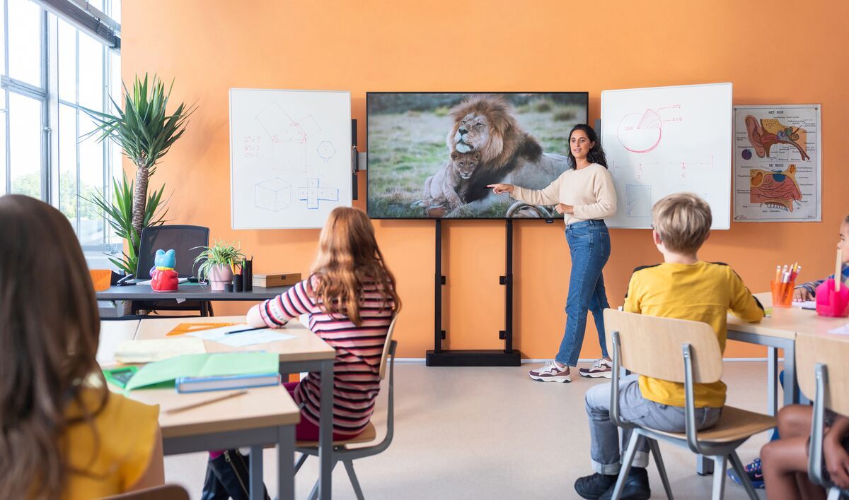 VOGELS RISE A217 - Whiteboard-Set 75 Zoll für motorisierte RISE Boden-Wandhalterung